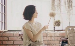 老头边吃奶边弄进去呻吟